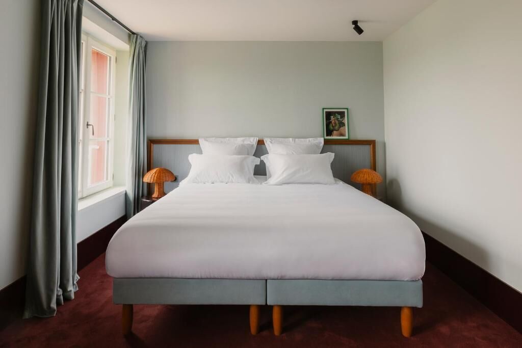 Egyptian cotton sheets, premium bedding, pillowtop beds, desk
