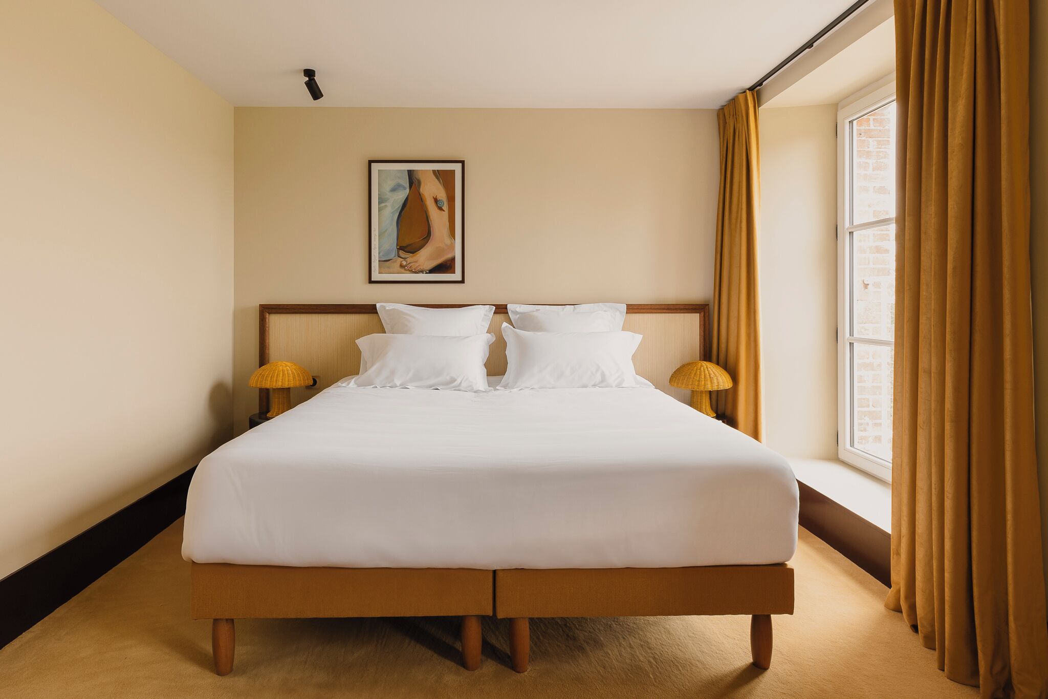 Egyptian cotton sheets, premium bedding, pillowtop beds, desk