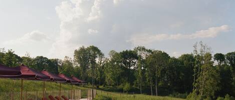 Außenpool (je nach Saison geöffnet), Sonnenschirme, Liegestühle