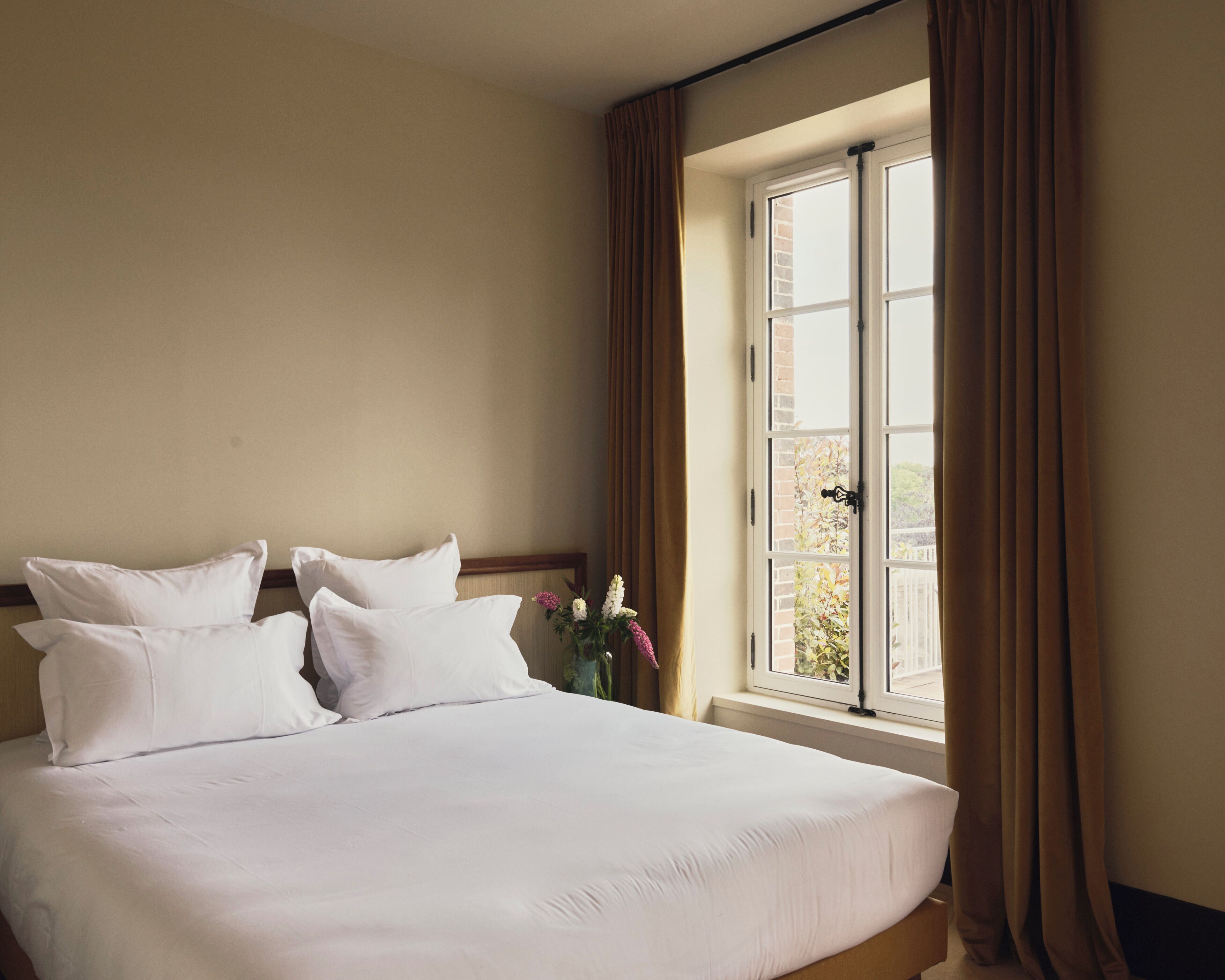 Egyptian cotton sheets, premium bedding, pillowtop beds, desk