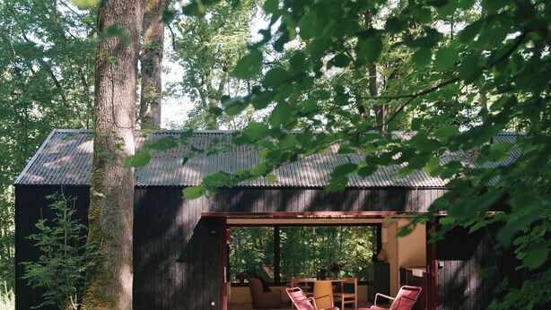 A wooden cabin with a covered patio, surrounded by trees. - Repère Sauvage, Hôtel Lodges & Restaurant (La Ville-aux-Clercs)