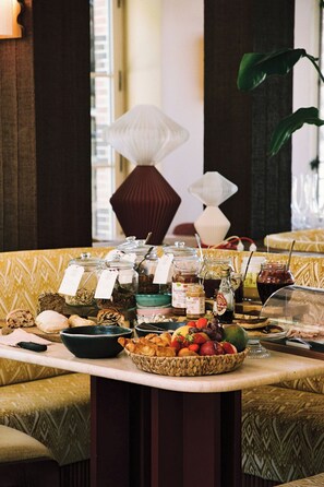Daily buffet breakfast for a fee