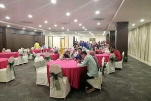 A conference room with round tables, chairs, and attendees. - villa hotel segamat (Segamat)
