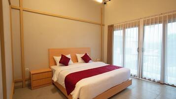 Un dormitorio moderno con una cama de madera, una mesita de noche y un ventanal con cortinas traslúcidas.