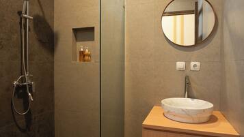 Een douche, een regendouche, handdoeken, zeep