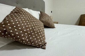 3 室のベッドルーム、アイロン / アイロン台、WiFi、ベッドシーツ