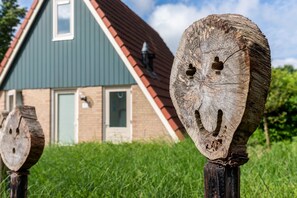 Bungalow | Exterior - Holiday Home in Plasmolen Near Lakes (Plasmolen)