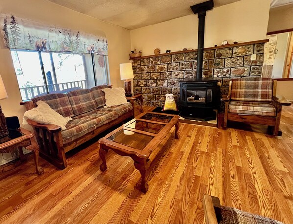 Televisión y chimenea 