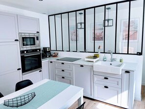 Refrigerador, microondas, horno y parrilla de estufa 