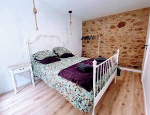 3 bedrooms, travel crib, WiFi, bed sheets