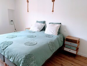 3 عدّة غرف نوم وسرير سفر وواي فاي وملاءات أسرّة