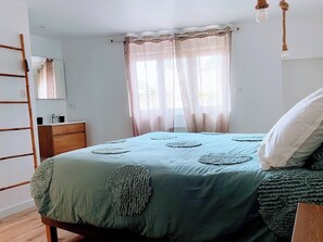3 室のベッドルーム、旅行用ベビーベッド、WiFi、ベッドシーツ