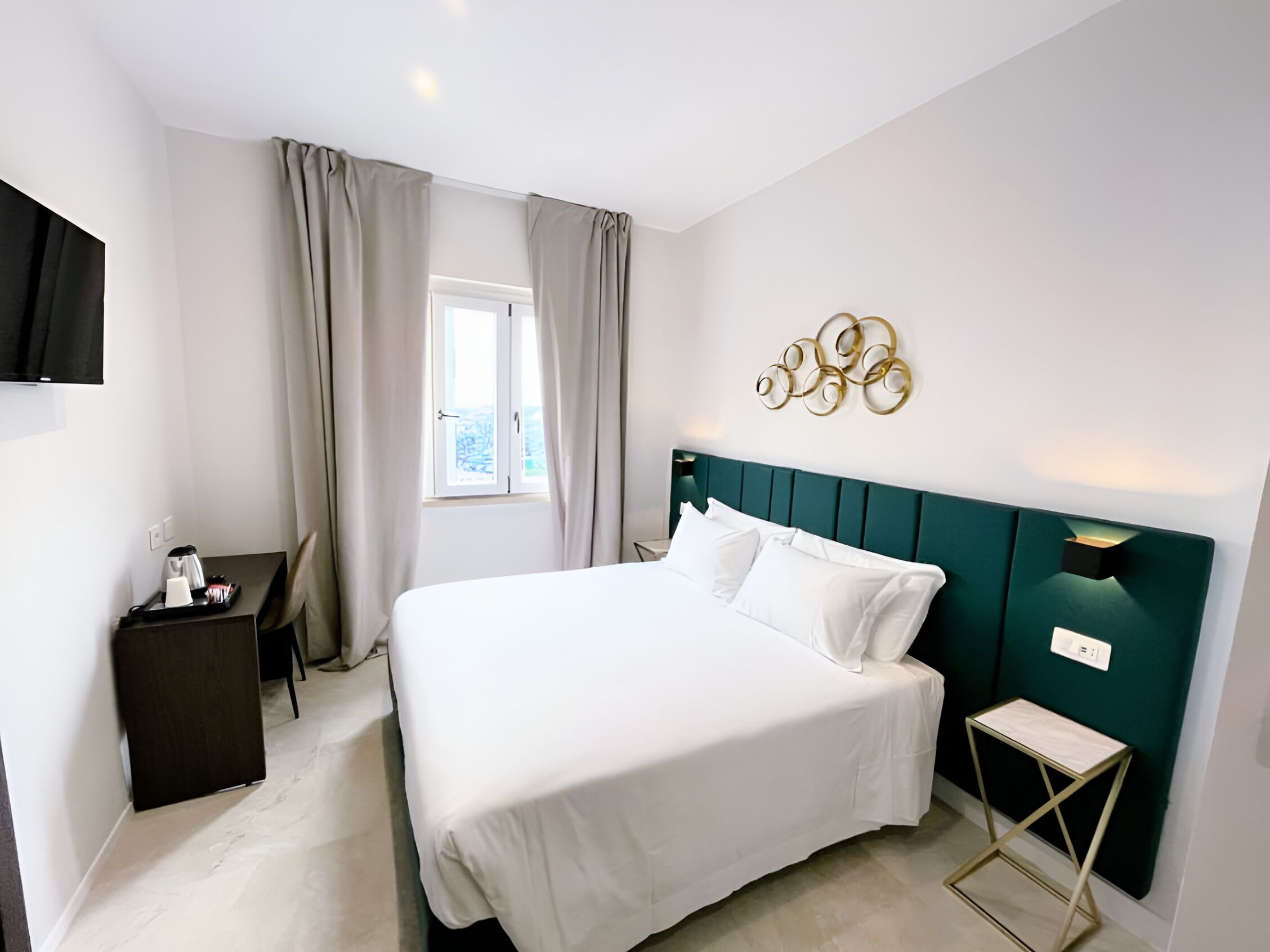 高级双人房或双床房 | 羽绒被、记忆海绵床垫、迷你吧、客房内保险箱