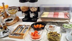 Une table de buffet proposant divers plats et accompagnements.