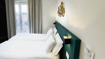 Habitación superior con 1 cama matrimonial o 2 individuales | Edredón, camas con efecto memoria y minibar
