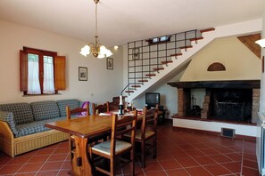 Appartement, terras | Woonruimte | Televisie