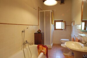 Appartement, patio | Salle de bain