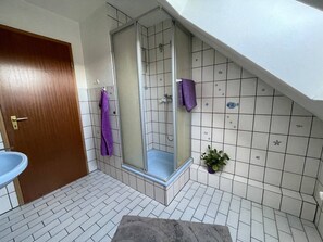 Een douche, een haardroger, handdoeken, zeep