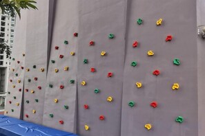 Una pared con presas de escalada dispuestas en un diseño.