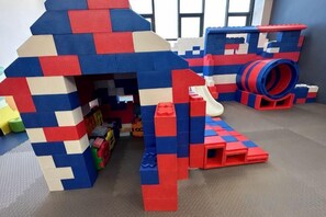 Un'area giochi con una grande struttura e uno scivolo.