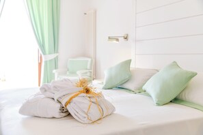 Luxury Room, Sea View | Premium bedding, minibar, in-room safe, individually decorated - Hotel Casa Celestino (Serrara Fontana)