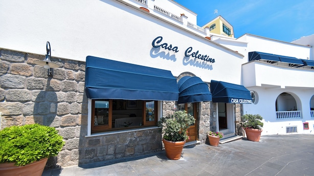 Un bâtiment portant l’enseigne « Casa Celestina » et doté d’une façade en pierre.