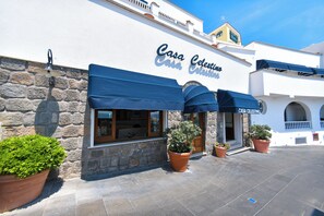 Un bâtiment portant l’enseigne « Casa Celestina » et doté d’une façade en pierre.