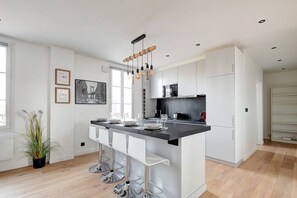 Køleskab, mikrobølgeovn, ovn, kogeplade