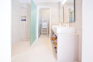 Shower, hair dryer, towels, soap - Almyra Luxury Pool Suite with Private Pool (Πάνορμος)