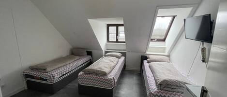 9 bedrooms, free WiFi, bed sheets
