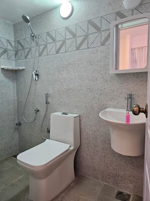 Bidet, Handtücher, Seife, Toilettenpapier