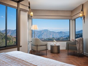 Premium tweepersoonskamer | Een minibar, een kluis op de kamer, een strijkplank/strijkijzer