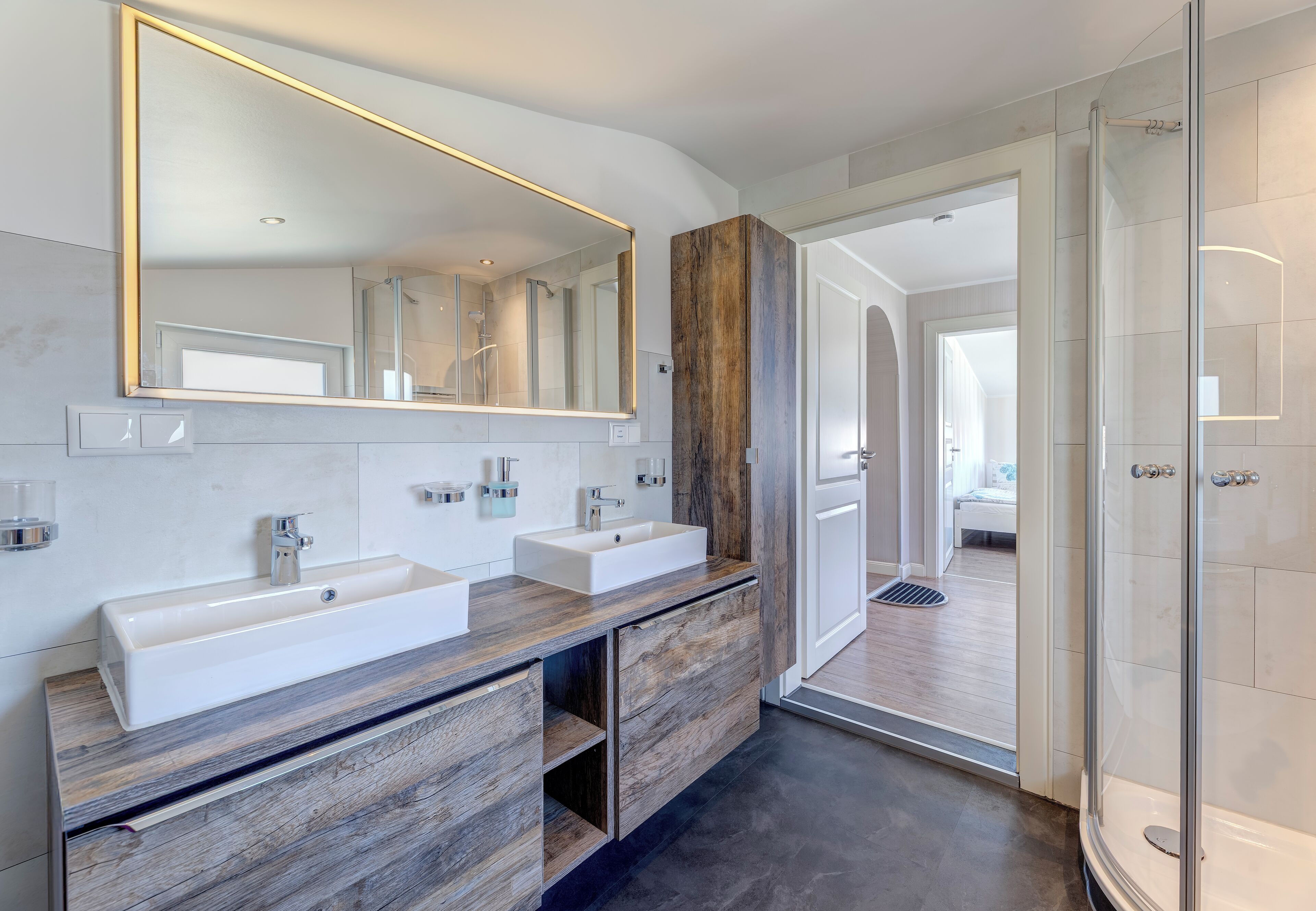 Dusche, Haartrockner, Seife, Toilettenpapier