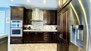 Deluxe House, 4 Bedrooms, Patio, Garden View | Private kitchen | Coffee/tea maker, electric kettle, toaster, high chair