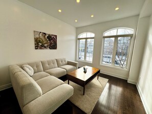 Nhà Deluxe, 4 phòng ngủ, sân hiên, quang cảnh vườn | Khu phòng khách | Smart TV 65-inch có truyền hình kỹ thuật số, Netflix, đồ chơi 