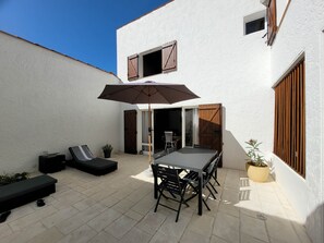 Outdoor dining - Vacation Villa in La Palmyre - 3 Bedrooms (La Palmyre)