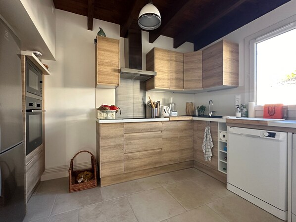 Kühlschrank, Mikrowelle, Ofen, Geschirrspüler