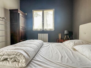 3 habitaciones, tabla de planchar con plancha y cuna de viaje 