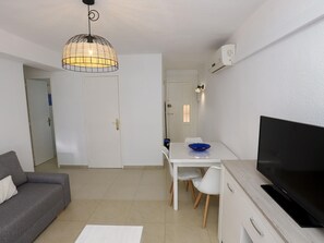 TV - Cozy 2 Bedroom with Terrace by the Sea (Vila-seca)