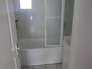 Hair dryer - 6-Person Lodge in Residence with Pool and WIFI, 700m from Beach (Valras-Plage)