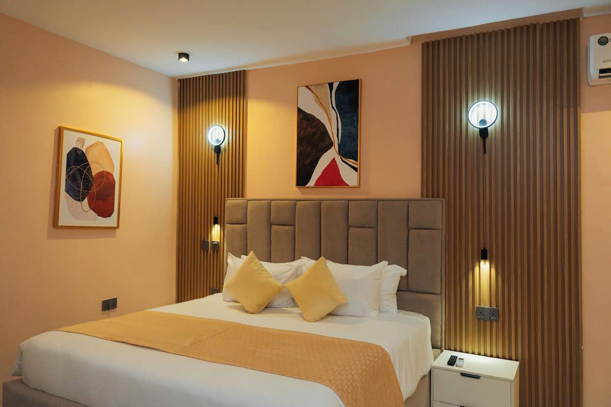 Double or Twin Room, Non Smoking | Peti besi dalam bilik, meja, ruang kerja komputer riba