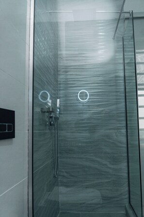 Studio Suite | Bilik Mandi | Pancuran mandi, pengering rambut, tuala disediakan, sabun 