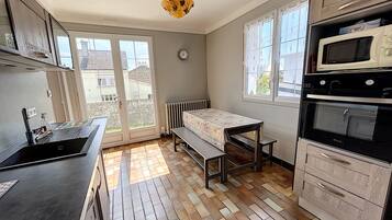 Réfrigérateur, micro-ondes, four, plaque de cuisson