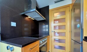 ثلاجة، ميكروويف، فرن، موقد طهي مسطح