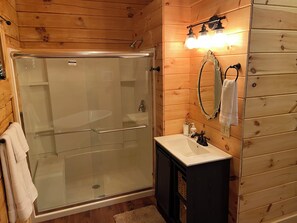 Shower, towels, soap, toilet paper - Beautiful Log cabin, River side, dual fire places, breathtaking views, WiFi (Procious)