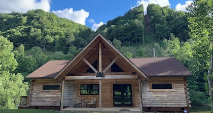 Beautiful Log cabin, River side, dual fire places, breathtaking views, WiFi