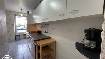 Een koelkast, een magnetron, een oven