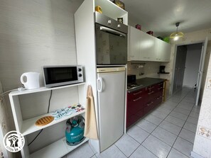 Fridge, microwave, oven - Charming cottage in Saint-André-Goule-d'Oie near Puy du Fou (Saint-André-Goule-d'Oie)