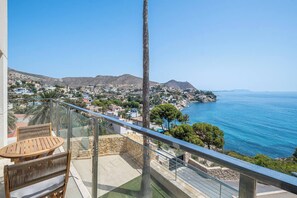 Outdoor dining - Ópalo Oceanfront Apt & Terrace (El Campello)