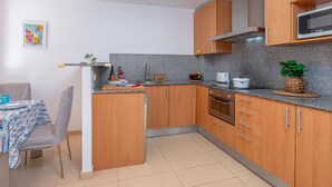 Cafetera y tetera, refrigerador, microondas y horno 